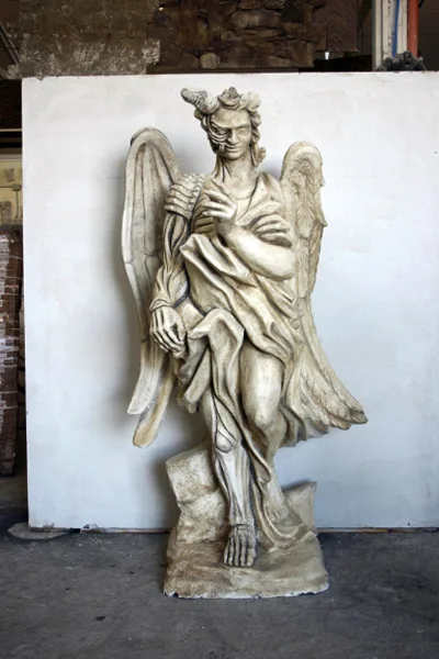 Statua arcangelo spada ali spiegate