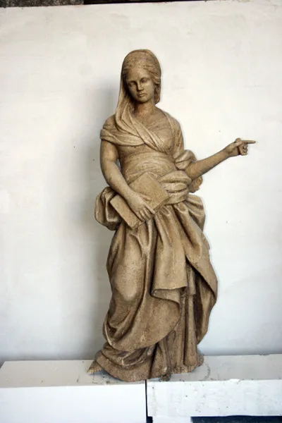 Statua figura femminile velata libro