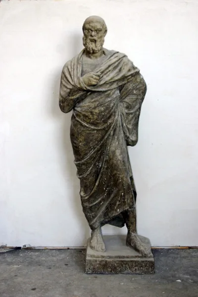 Statua filosofo barba tunica pietra
