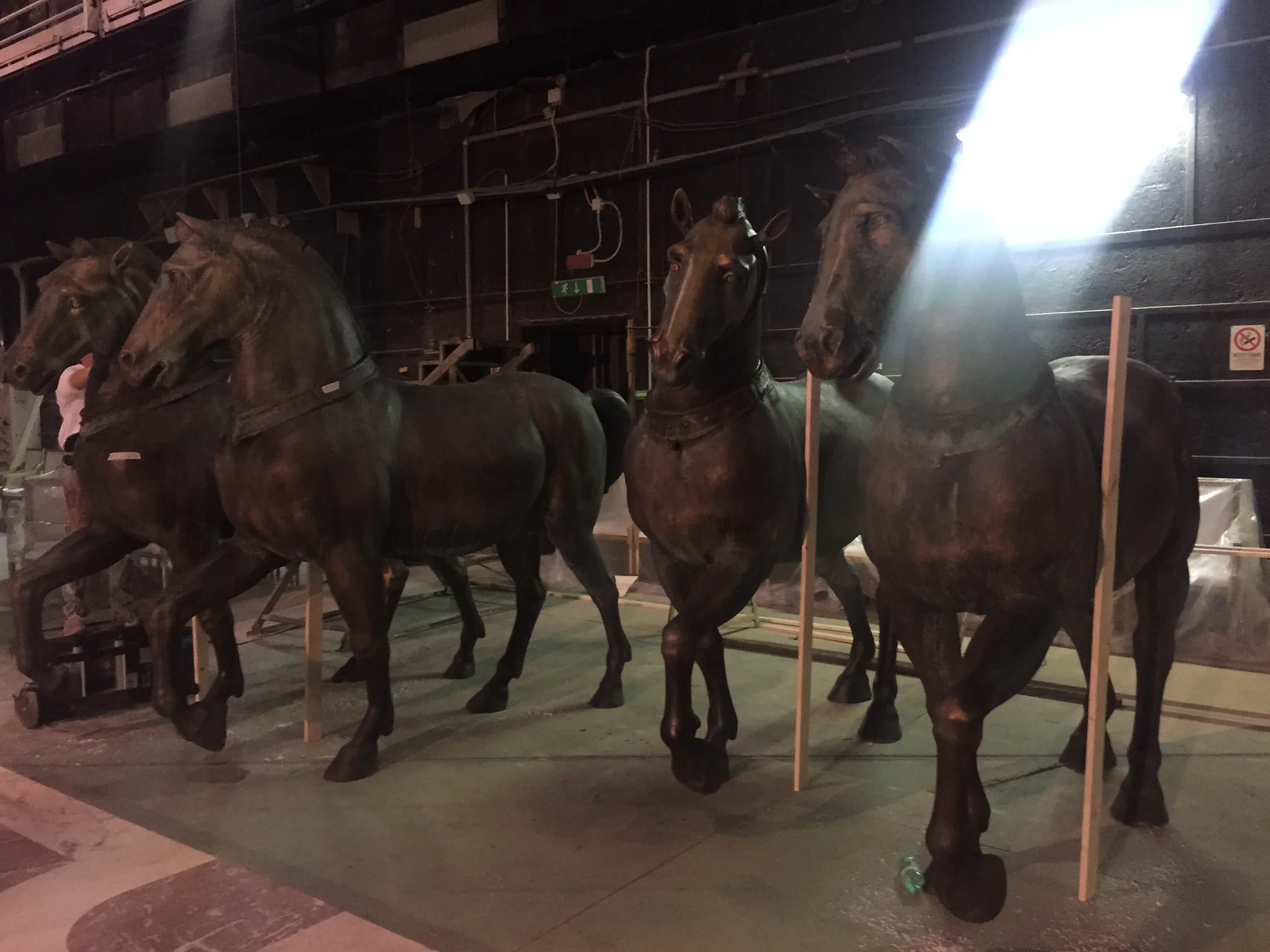 Quattro statue equestri in finto bronzo, copia delle quadrighe di San Marco, allineate fianco a fianco nel laboratorio Creation Art, in attesa del trasporto a Cinecittà
