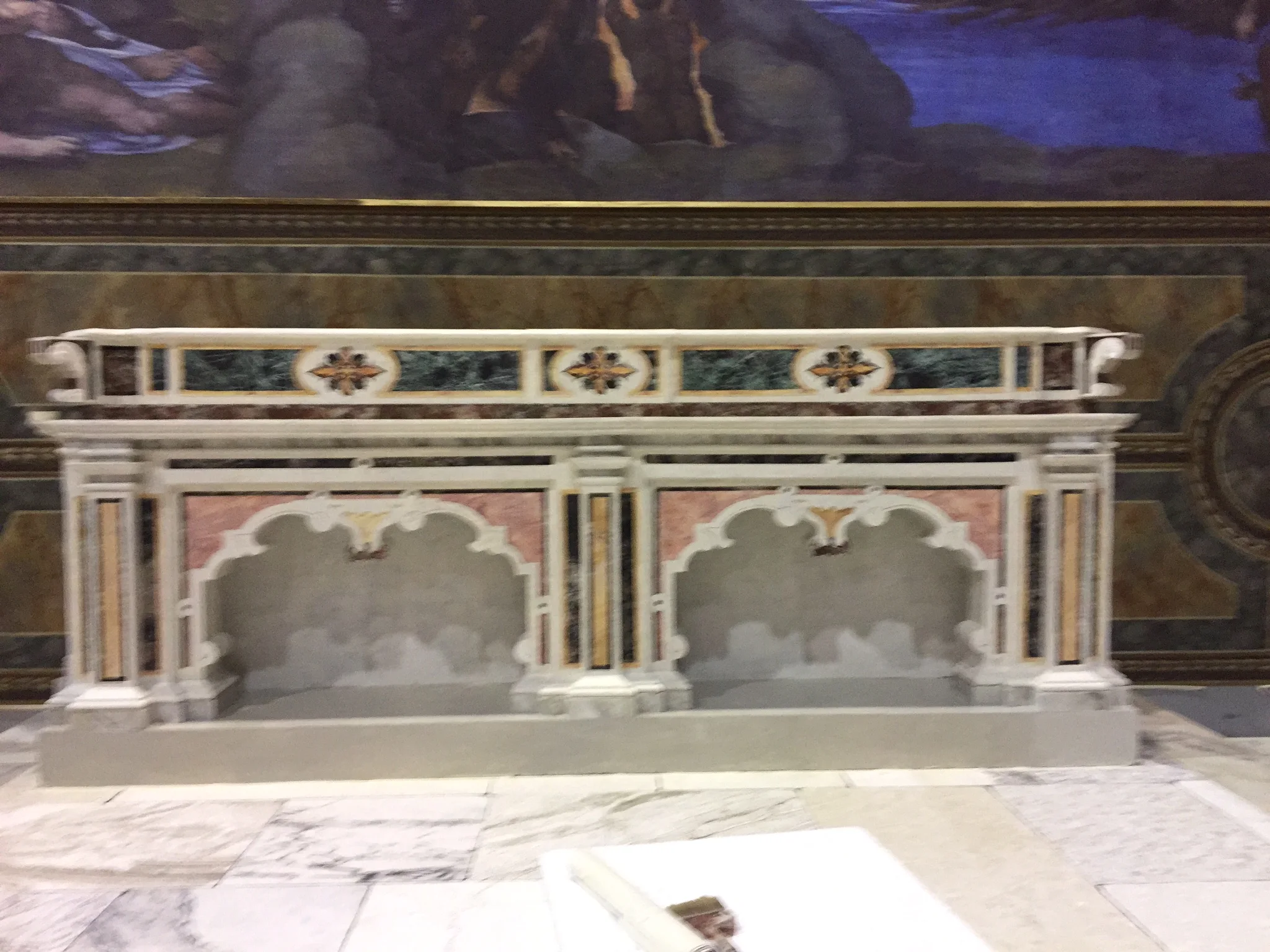 Dettaglio dell'altare papale in marmi policromi: verde antico, marmo rosso di Verona, cornici dorate, tarsie geometriche e pannelli ornamentali. Sopra, riproduzione di affresco della volta
